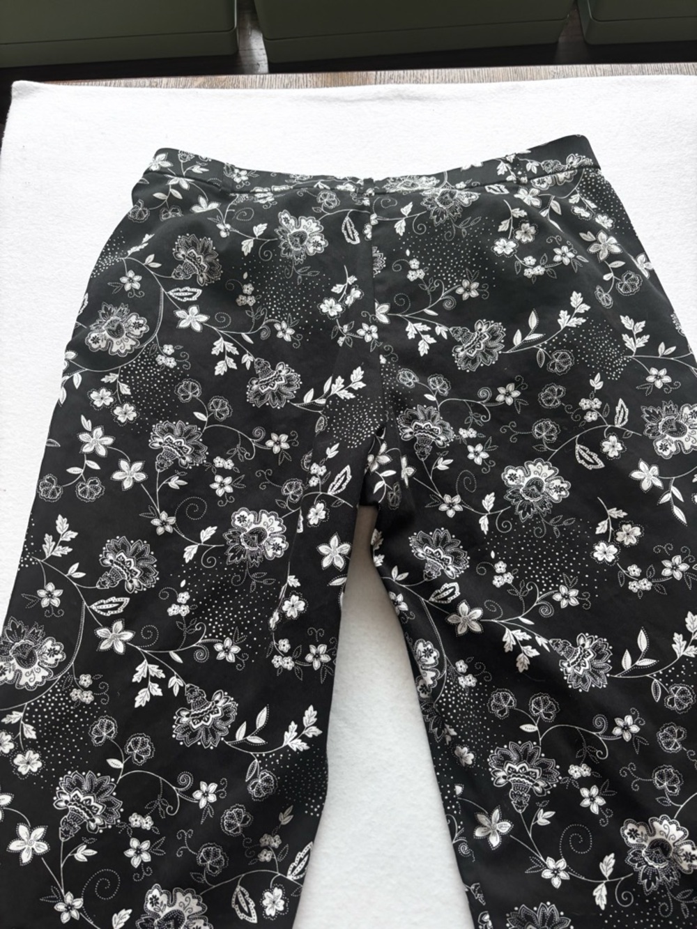 Briggs New York Floral Capri Pants Size 18 Black White Stretch - Picture 6 of 9